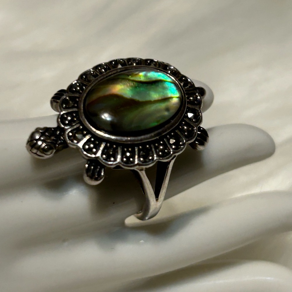 Elegant Silver and Green Abalone Ring - Picture 3 of 6